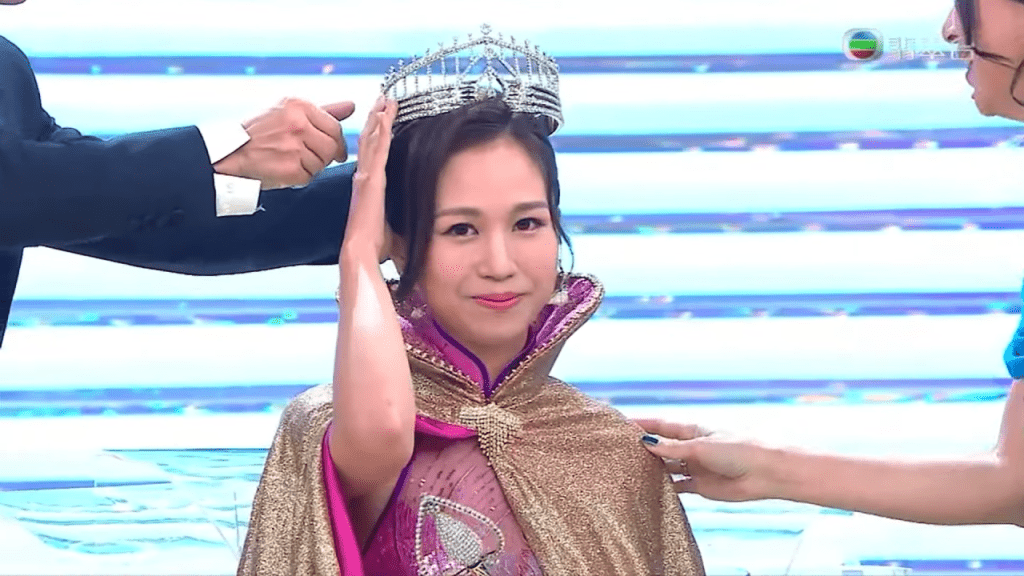 何沛珈2022年參加《香港小姐再競選》獲得冠軍。