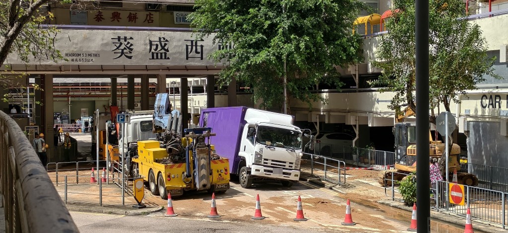 葵盛西邨爆水管,現場有路面下陷,一輛貨車被困。 葵盛西邨爆水管,現場有路面下陷,一輛貨車被困。