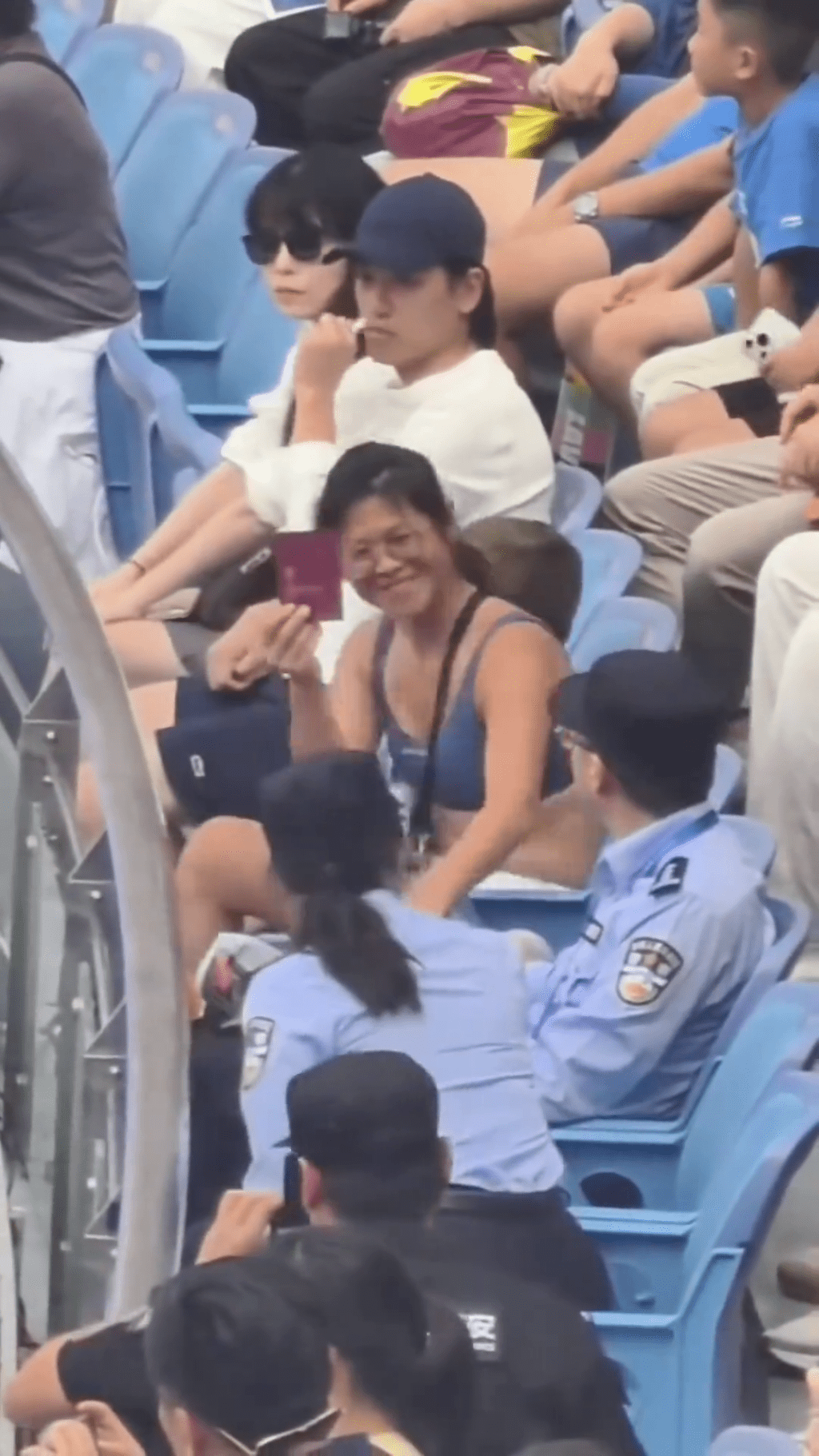 炫耀外籍護照。