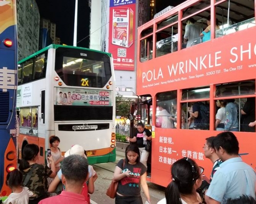 銅鑼灣有巴士相撞電車。網民Whchung Hong圖片