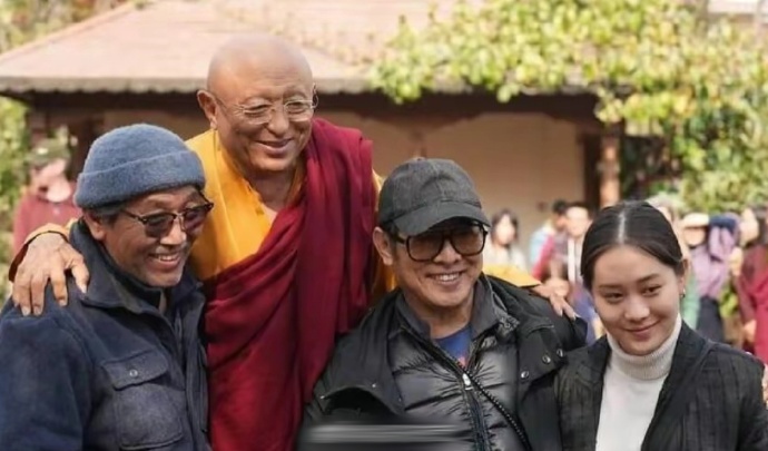 昨日（30日）网上流出一辑李连杰（右二）与妻女现身尼泊尔寺庙的新相。
