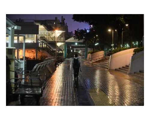 本港仍受苗柏的雨帶影響。