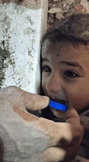敘利亞男童獲餵一口水，感動落淚。