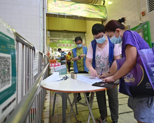 今天起進入政府場所包括食環署街市等,都必須使用「安心出行」。