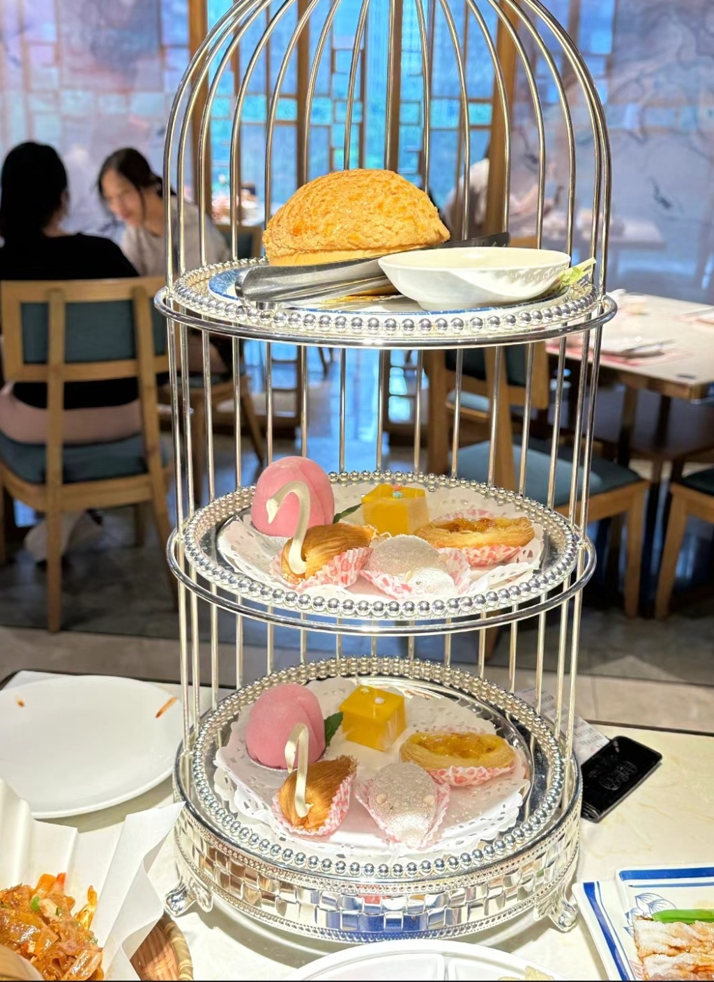 广州毕德寮三层六种甜点美食，女生至爱。（图片来源：小红书@程芊一）