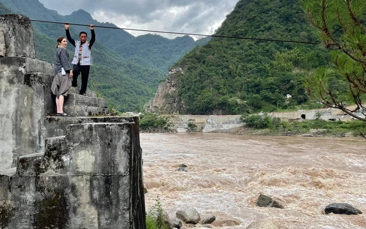 以滑索橫渡急湍河流，對陳貝兒而言，一生難忘。