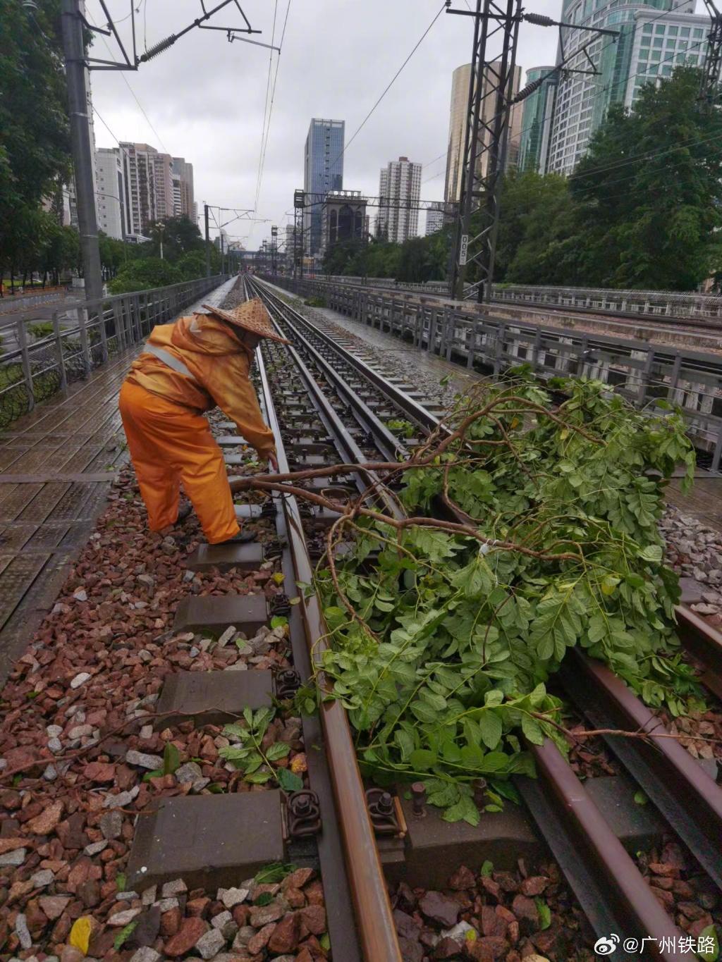 工人清理铁路上的杂物。