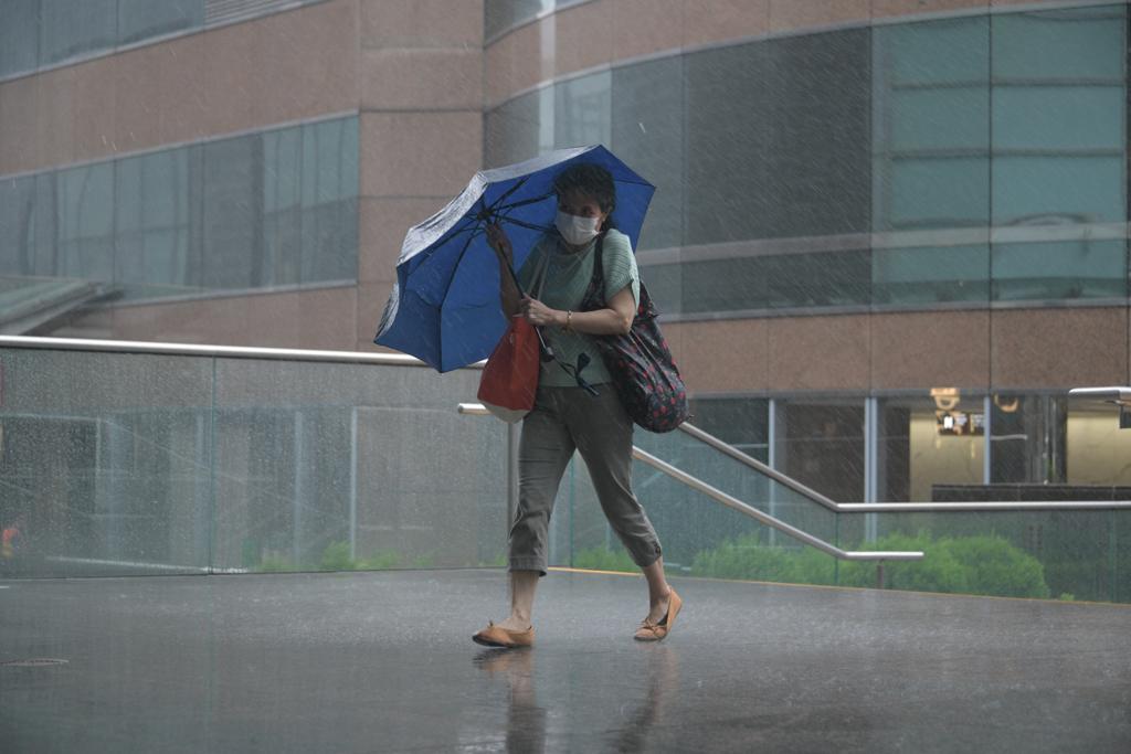 市民在風雨中外出都很狼狽。