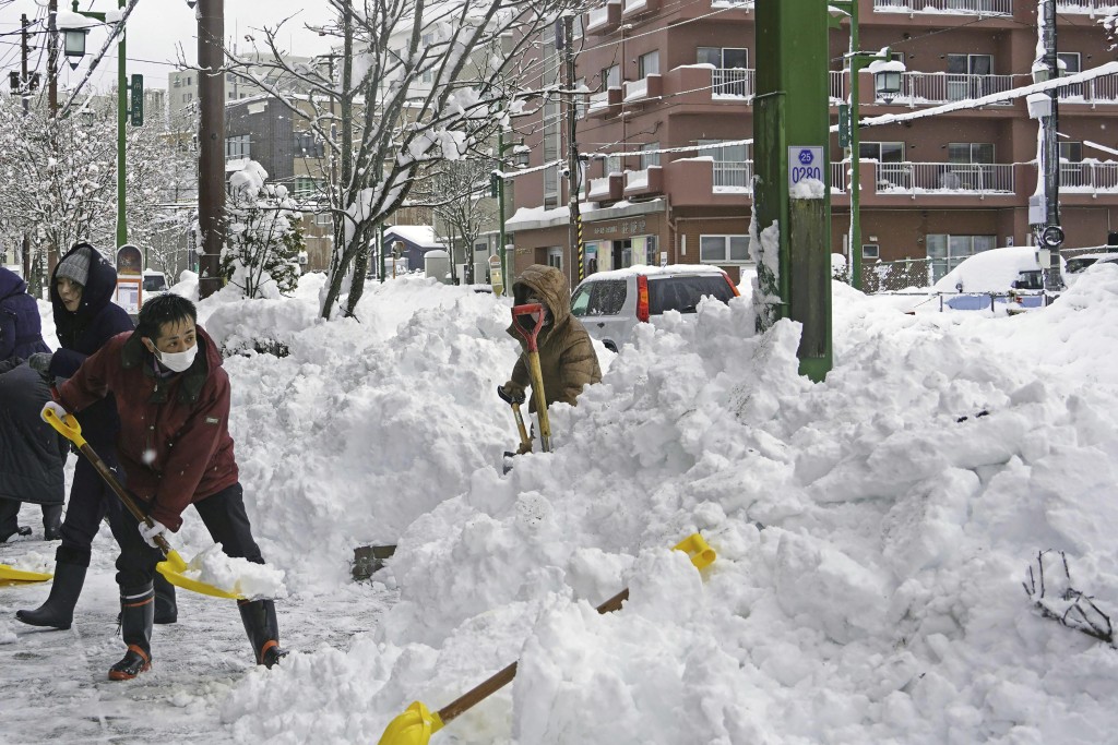 北海道大雪，影響出行。美聯社