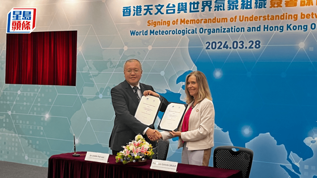 備忘錄由天文台台長、世界氣象組織中國香港常任代表陳栢緯（左）和世界氣象組織秘書長席列斯特．紹羅（Celeste Saulo，右）代表簽署。李健威攝