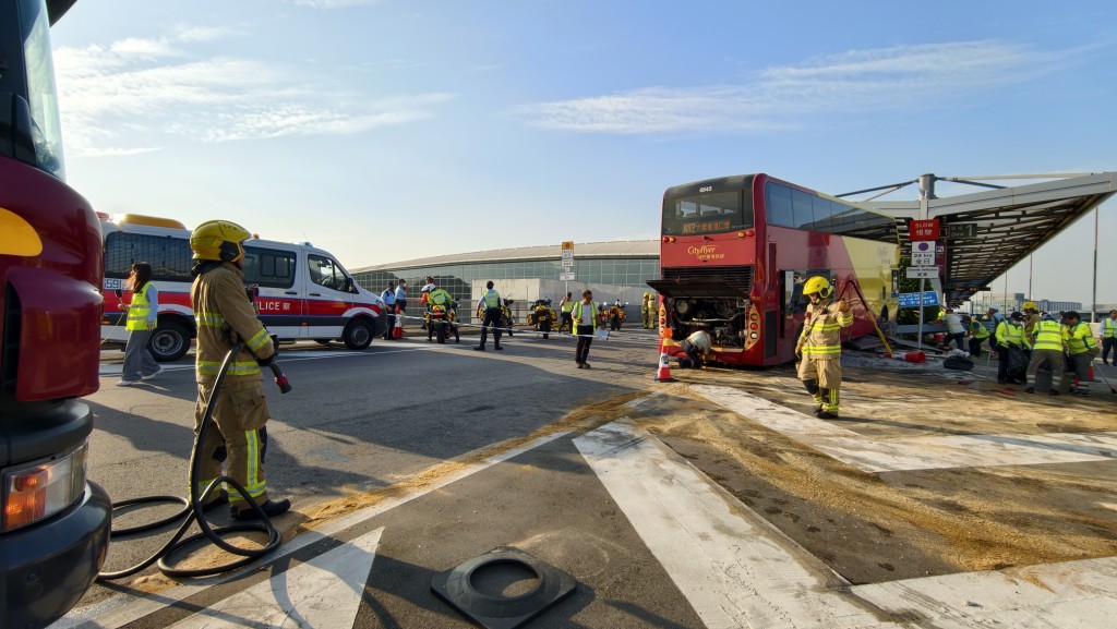一輛A12城巴駛至一號客運大樓附近時,失控自炒直撞路中心花槽。黃文威攝 一輛A12城巴駛至一號客運大樓附近時,失控自炒直撞路中心花槽。黃文威攝