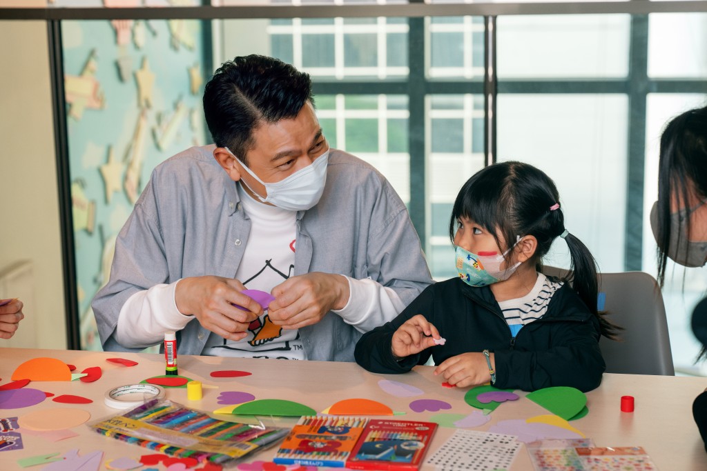 劉德華與小朋友大玩遊戲、做手工。