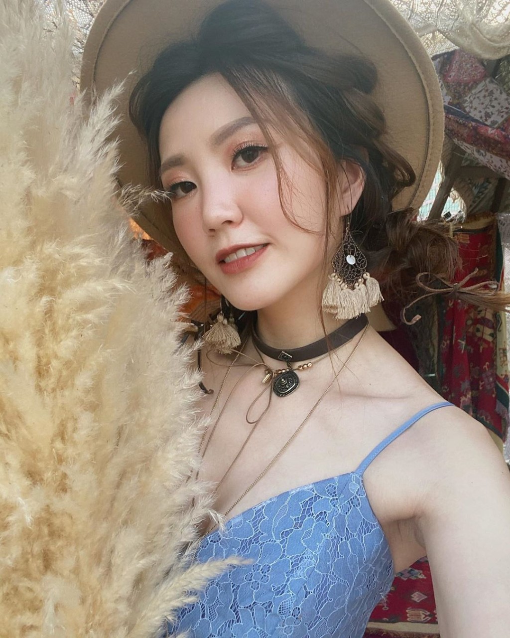 吳若希近日都刻意只Po半身照。