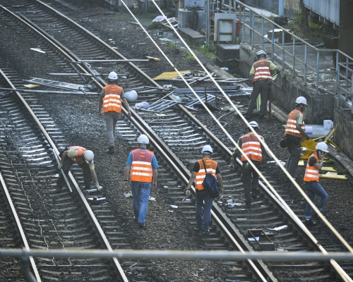 雙十一當日有示威者響應「全港三罷」，在火車站路軌投擲金屬欄杆，堵塞交通。 資料圖片