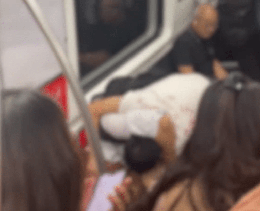 兩位大叔在地鐵車廂座位上打得扭在一起。