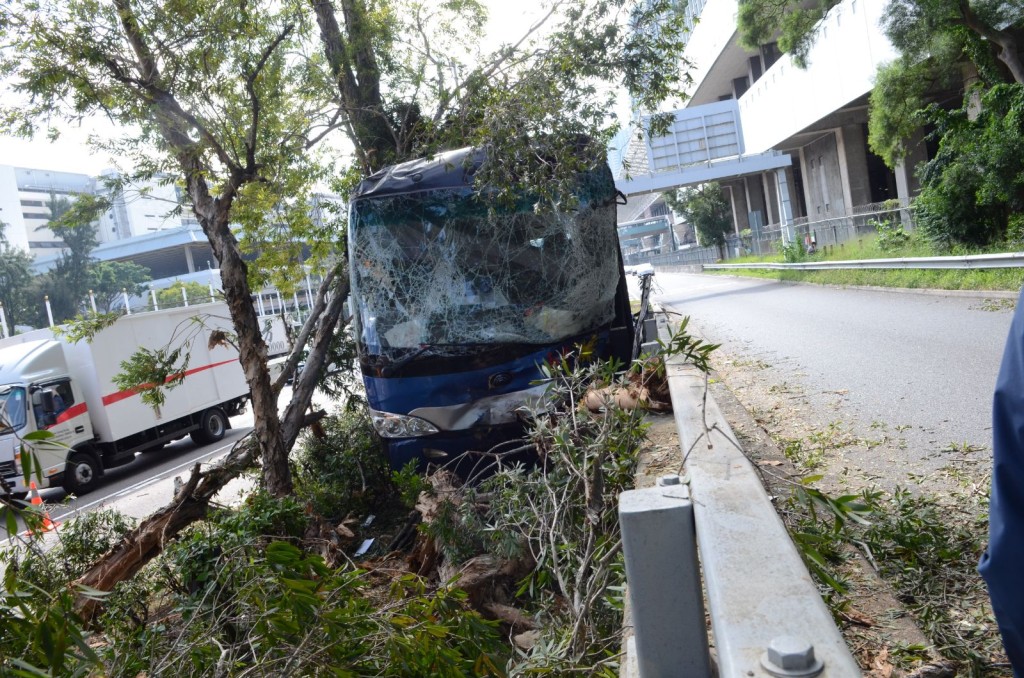 旅遊巴車頭嚴重損毀，擋風玻璃爆裂。