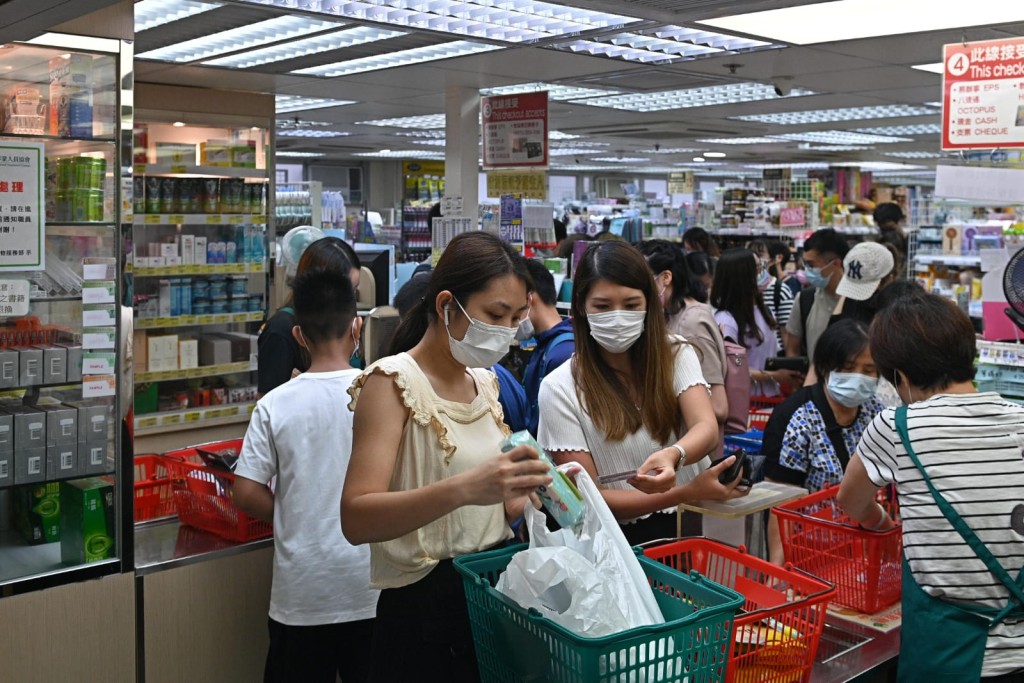 多名市民到教協旺角服務中心購物部消費。
