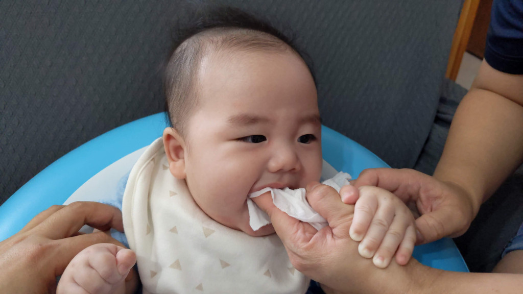 有牙科醫生表示，父母從寶寶出生開始便應每晚以白開水替他抹口腔。