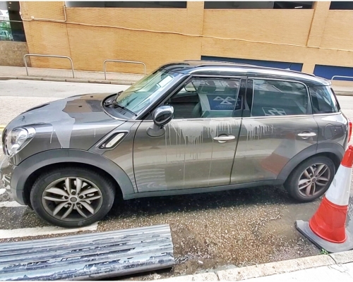 私家車懷疑遭淋潑起漆水破壞。