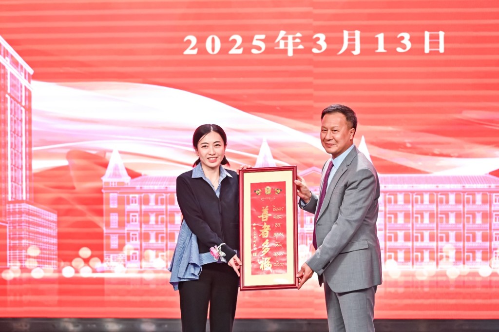 劉陳凱韻在儀式上表示，醫療衛生事業是劉鑾雄慈善基金關注支持的重要領域，基金自2009年起就陸續捐資支持中山一院建設發展。