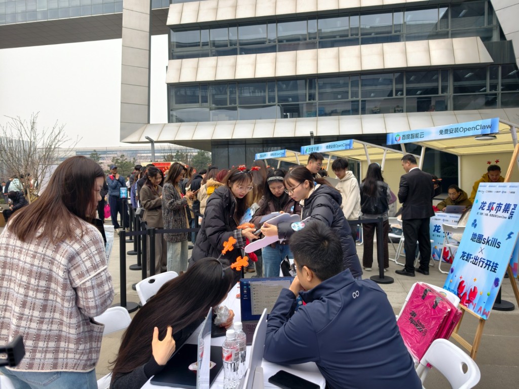 百度AIDay龍蝦市集人氣火爆，前來諮詢、體驗的民眾排成長龍。楊浚源摄