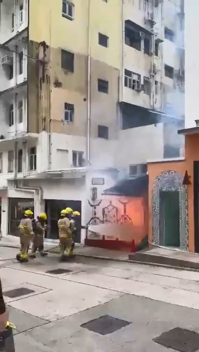 消防到场开喉灌救。