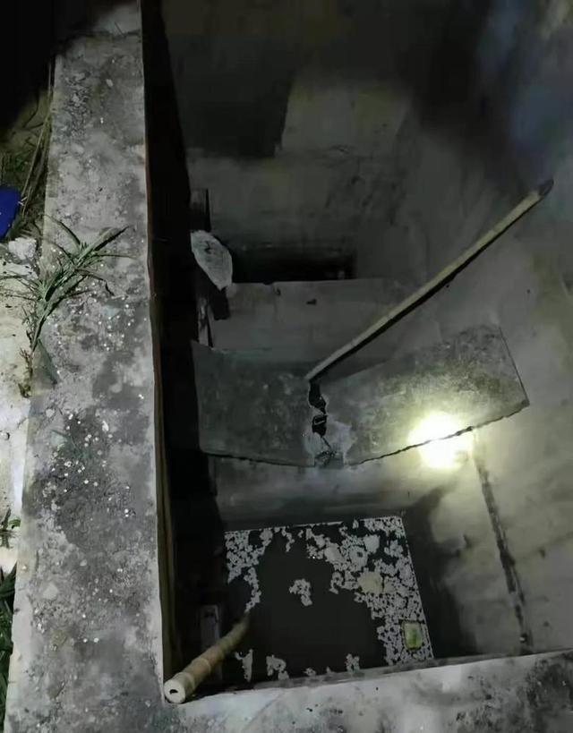 廣州屋苑的水泥板斷裂致男童墮井,事後揭發水泥板極薄。 (網上圖片)