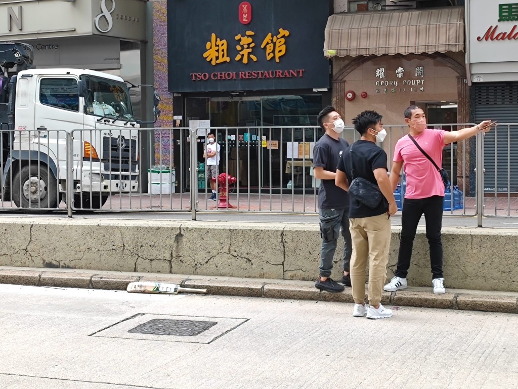 華豐大廈對出的馬路上發現板球棍。