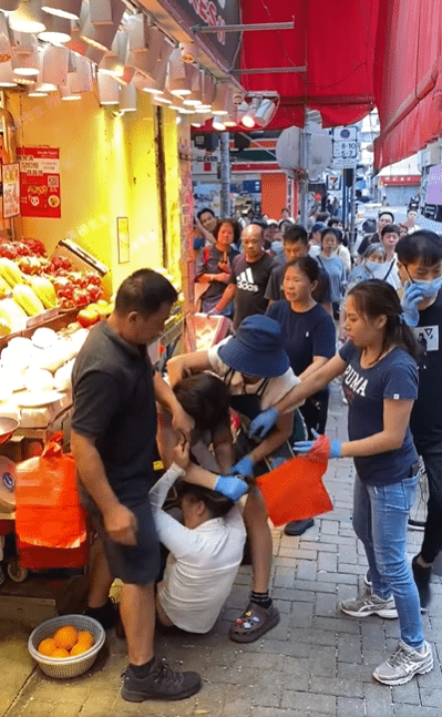 街坊及店員欲分開兩女。fb香港突發事故報料區 Ellam Mon