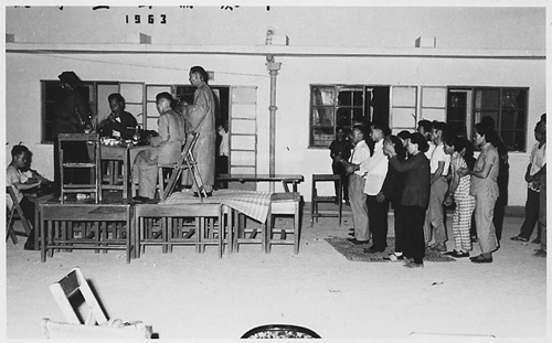 許舒1964年協助下葵涌居民遷往新村。(香港檔案處許舒珍藏照片集)