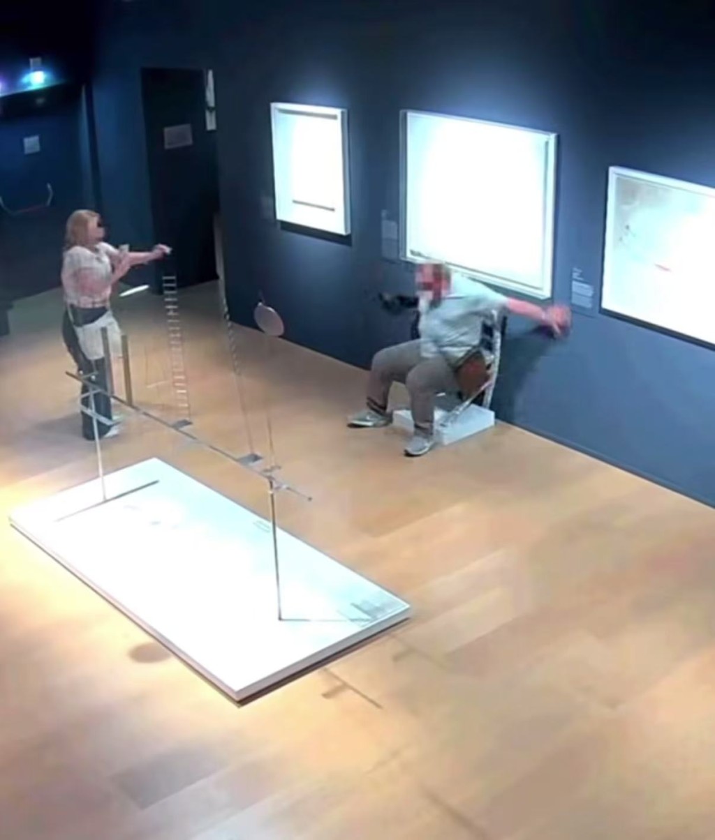 Swarovski水晶「梵高椅」遭壓壞。FB@Palazzo Maffei Verona