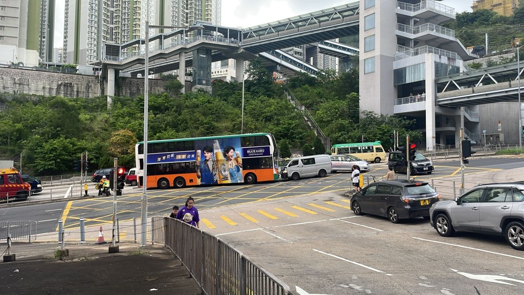 一輛城巴與輕型貨車發生相撞。網上圖片 一輛城巴與輕型貨車發生相撞。網上圖片