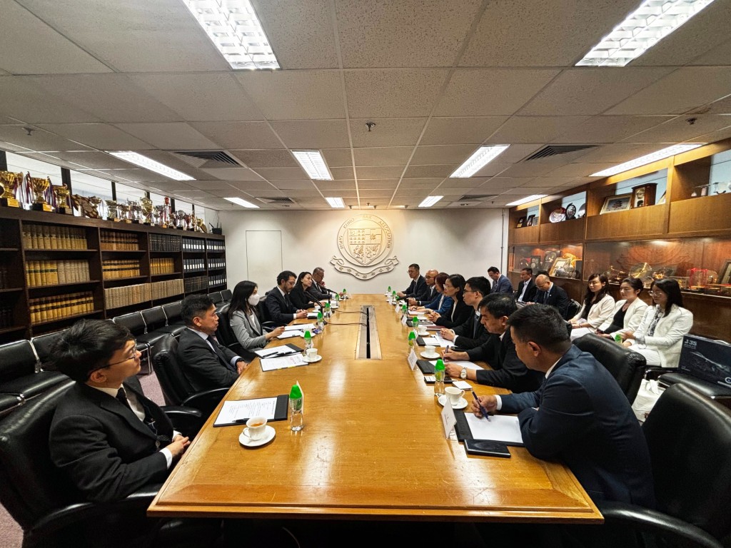 雙方會面期間討論了如何加強兩地法律服務合作。 雙方會面期間討論了如何加強兩地法律服務合作。