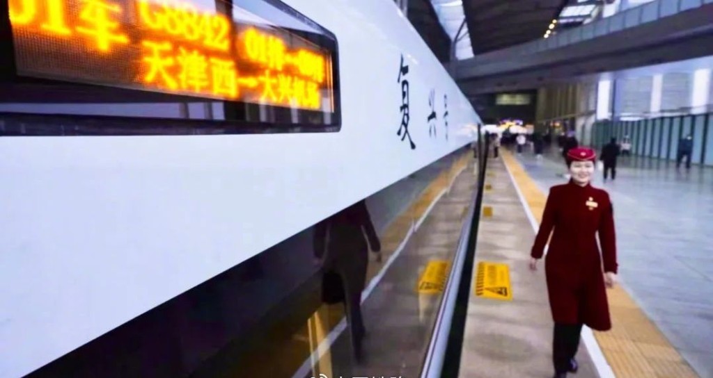 2023年中國鐵路高峰日發送旅客突破2000萬人，日均發送旅客突破1000萬人。