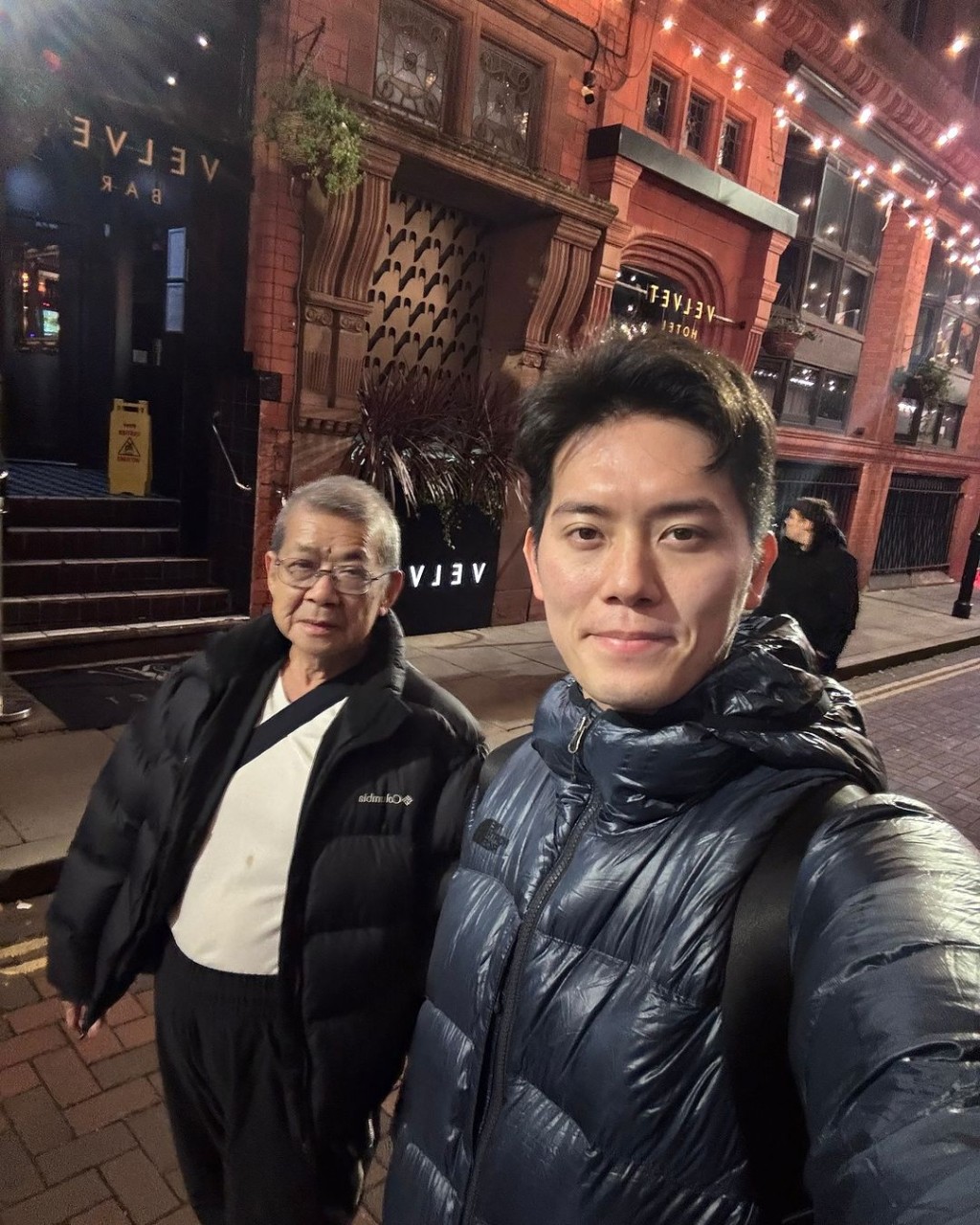 二人亲亲大自然之余，亦在街头漫步，可谓是“男人的浪漫”。