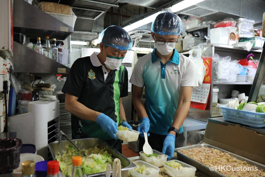 Customs YES會員們參與製作和包裝福飯工作。香港海關Fb圖片