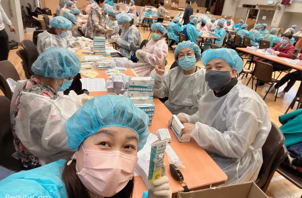 大年三十及年初四湖南郴州旅港同鄉會數十多名 義工在祥華會堂協助包裝防疫檢測包。