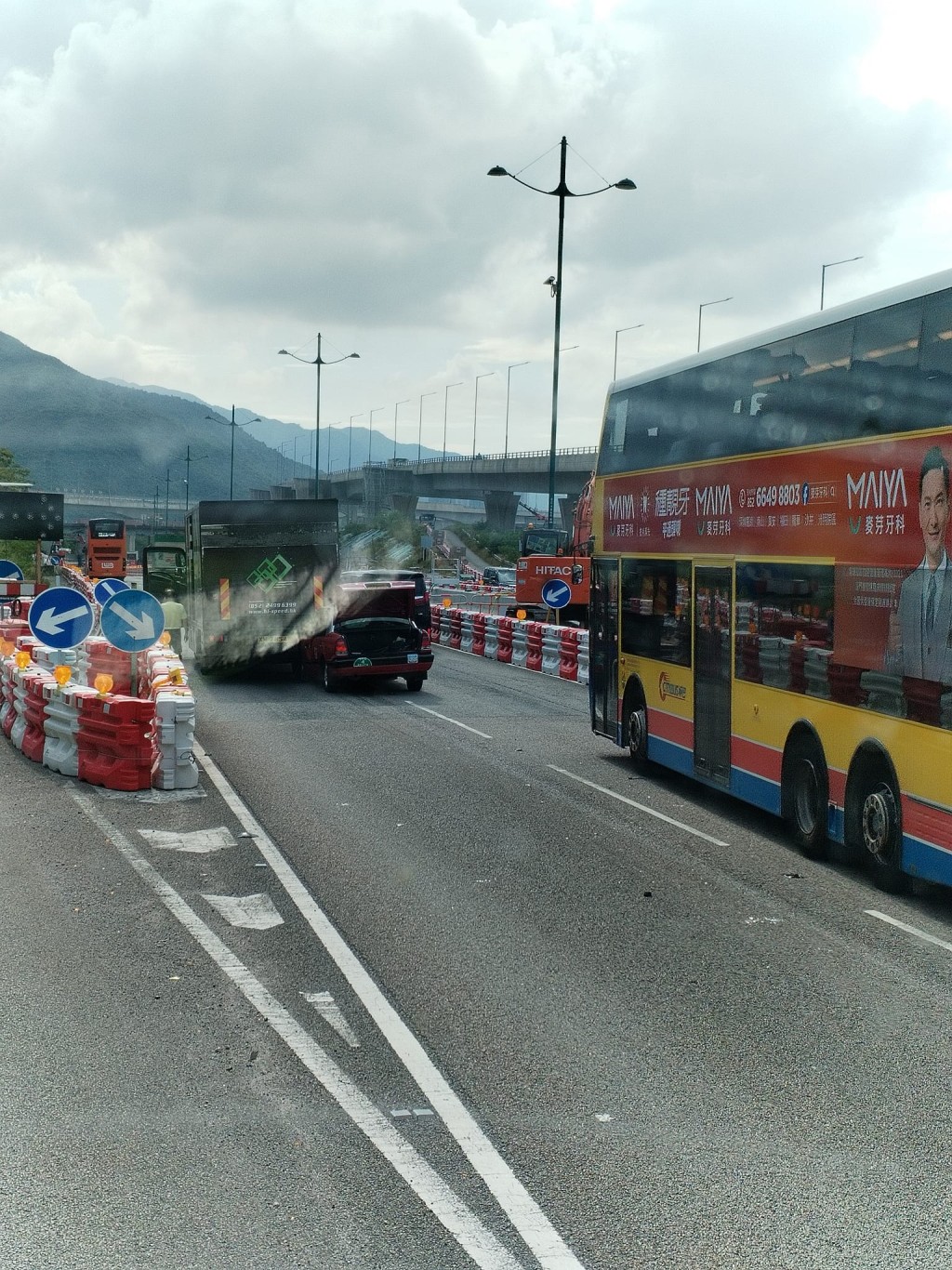 現場為大嶼山公路往機場方向行駛近小蠔灣車廠。網上圖片