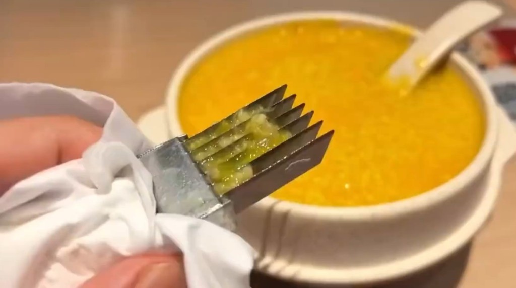 食客在小米粥內發現一把六連刀片的器具。抖音＠帶娃的海哥哥