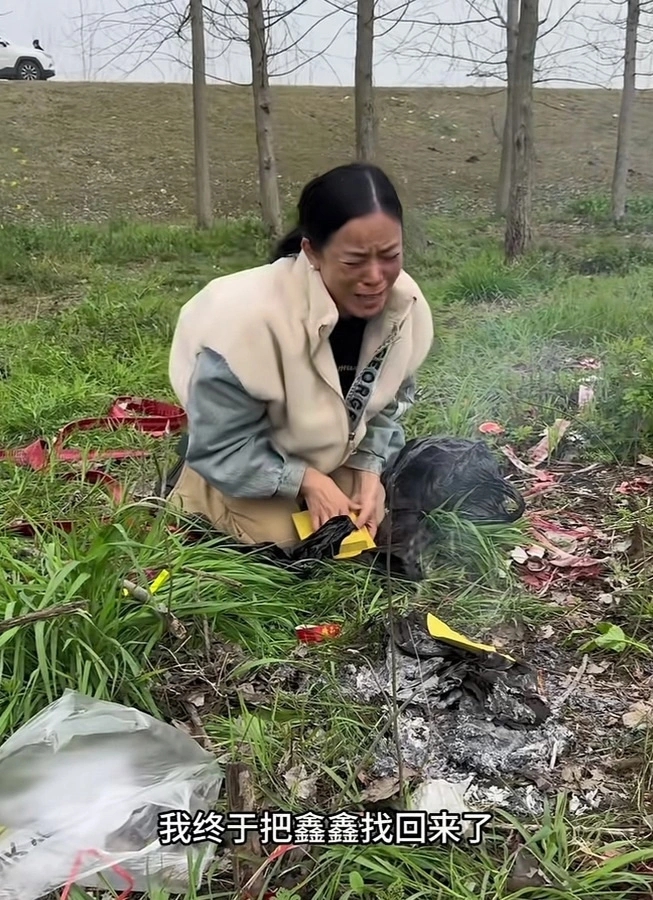 找回弟弟李鑫後李林來到母親墳前,希望母親保佑她順利找回父親。 找回弟弟李鑫後李林來到母親墳前,希望母親保佑她順利找回父親。