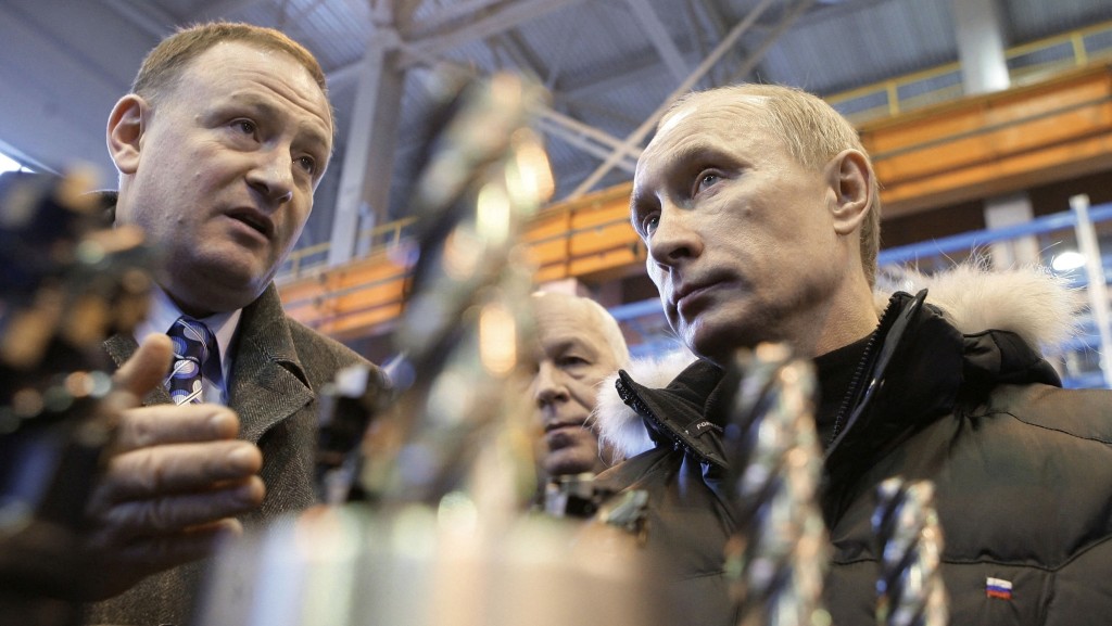 俄罗斯总理普京（右） 2010年曾参观位于乌拉尔地区上萨尔达镇的VSMPO-Avisma钛厂。 路透社