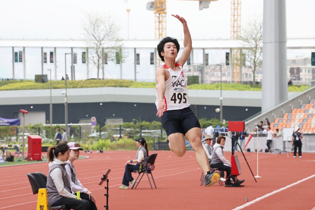 林铭夫也满意周六跳出的距离。徐嘉华摄