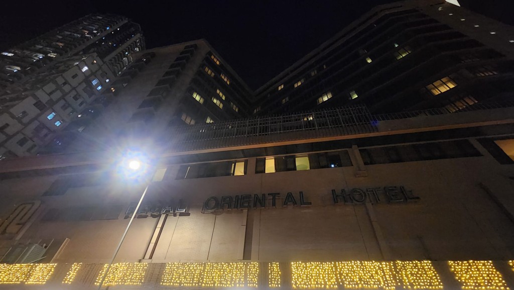 今晚約九時,警方接獲一名女子報案,指其一名50多歲男友人暈倒在沙浦道一間酒店的房間內,且床上發現血漬。黎志偉攝 今晚約九時,警方接獲一名女子報案,指其一名50多歲男友人暈倒在沙浦道一間酒店的房間內,且床上發現血漬。黎志偉攝