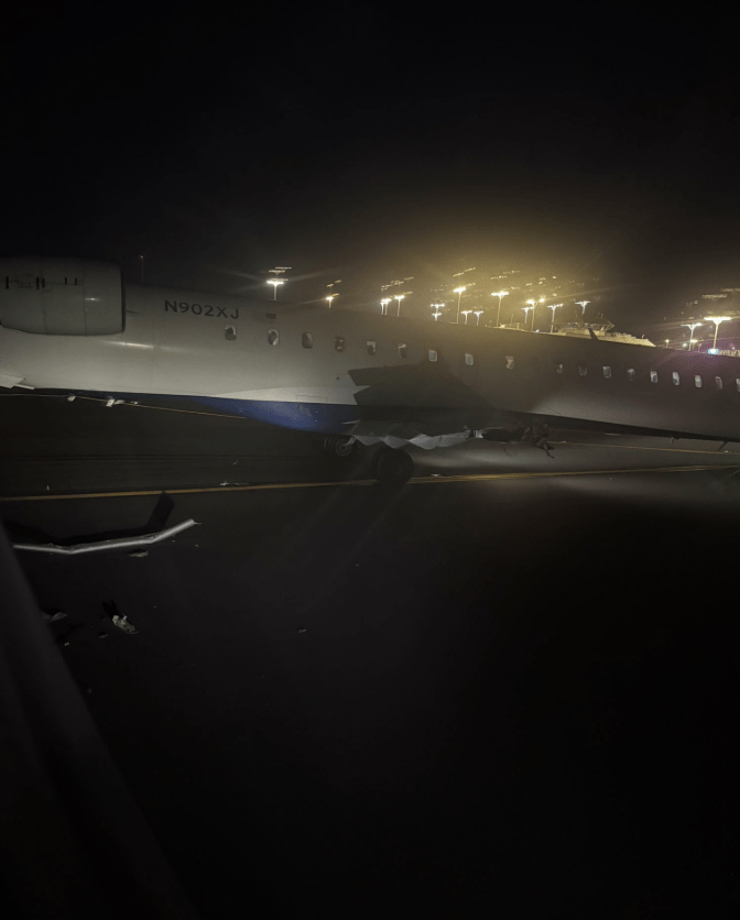 其中一架客機機翼脫落。X@aviationbrk