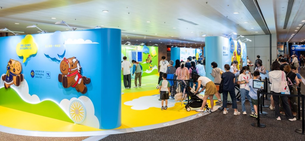 馬會於今屆香港書展設以運動為主題的展區,讓兒童及青少年透過互動體驗及活動,學習時間管理及理財教育等成長發展關鍵範疇。 馬會於今屆香港書展設以運動為主題的展區,讓兒童及青少年透過互動體驗及活動,學習時間管理及理財教育等成長發展關鍵範疇。