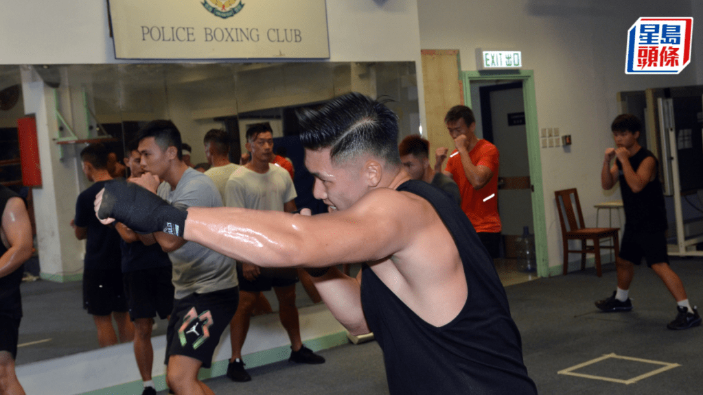 警察拳擊會舉辨初級拳擊手課程，讓警務人員及其家人參加。圖為學員進行空拳練習。