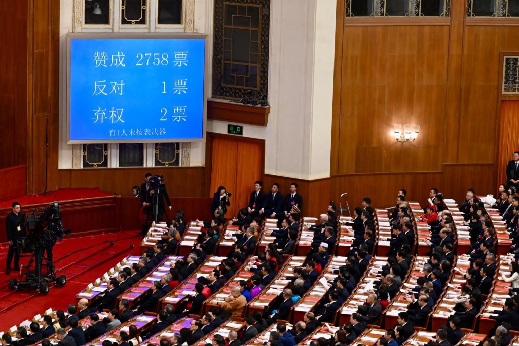 備受關注的「十五五」規劃綱要草案同樣高票通過：贊成有2758票，另有1票反對，2票棄權。