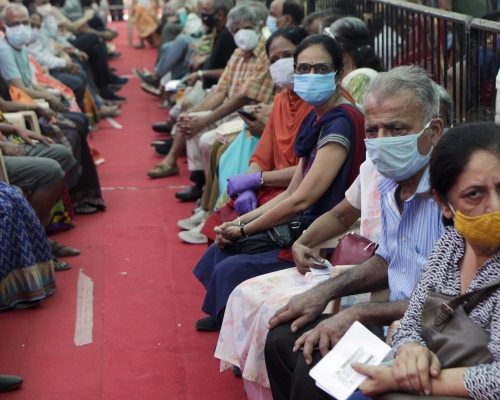 印度孟買的人等候注射疫苗。 AP