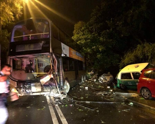 一輛79K九巴被人偷走駕駛,其後失控撞毀一架的士和私家車。(馬路的事討論區facebook圖片)