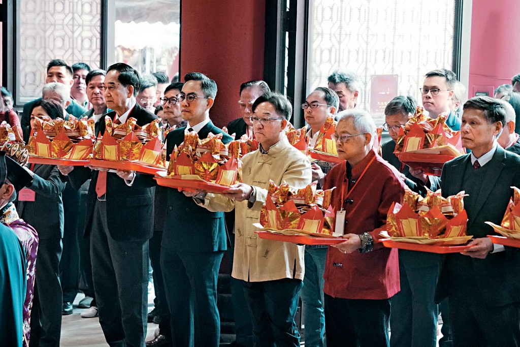 新界乡议局众乡绅，昨日到车公庙为香港及沙田祈福求签。